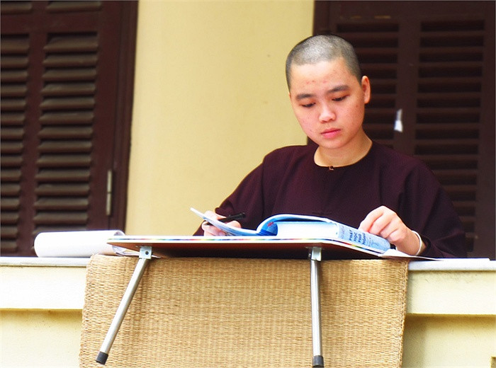 100 % tăng ni, ni sinh đều bắt buộc nội trú và lên giảng đường ngày 2 buổi, trừ chủ nhật. Ở đây hầu hết các sinh viên đều học tập rất nghiêm túc, tinh thần tự học rất cao