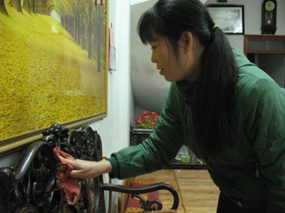 Chị Hà Thị Ánh lau chùi, dọn dẹp cho chủ nhà
