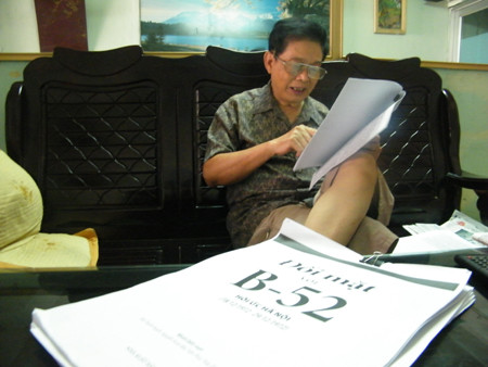 Đại tá Nguyễn Xuân Mai lần giở từng trang ký ức thời làm báo. Đại tá Nguyễn Xuân Mai lần giở từng trang ký ức thời làm báo