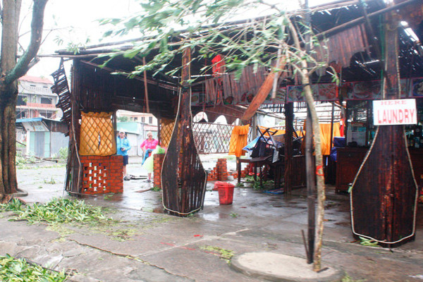 Một nhà hàng tan hoang sau bão