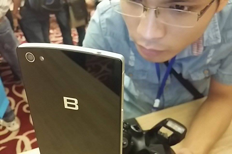 Giá Bphone mạ vàng đắt ngang iPhone 6 Plus ảnh 3