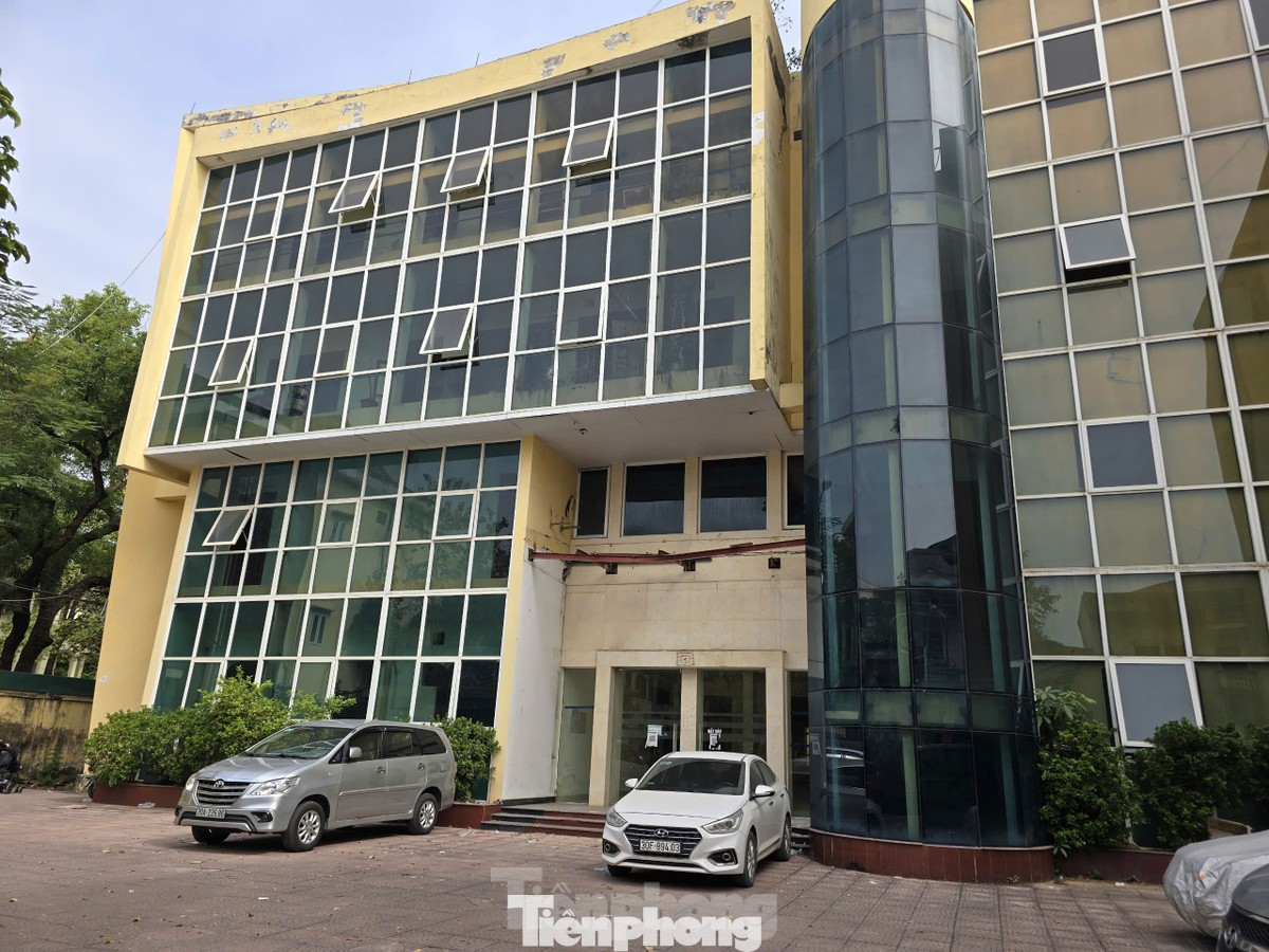 Một tòa nhà thuộc tài sản công bị bỏ hoang tại Hà Nội.