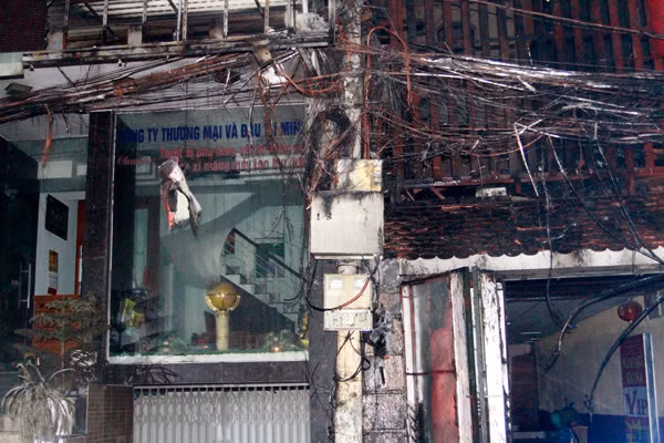 Hộp điện sát tòa nhà