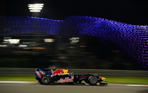 Vettel băng về đích