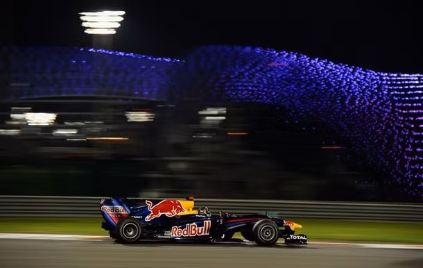 Vettel băng về đích