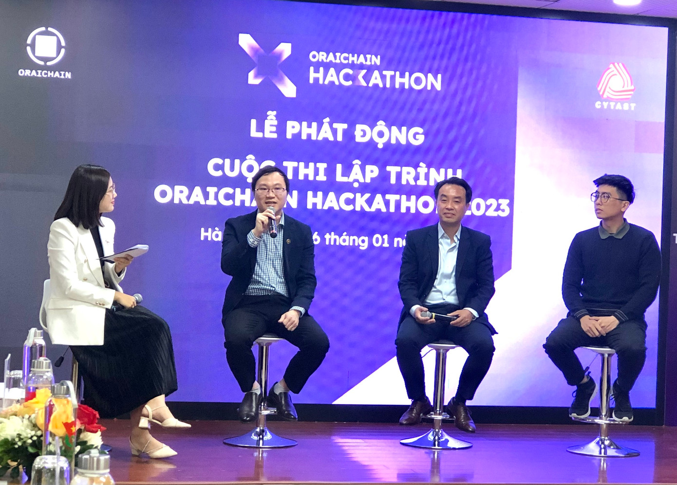 Các đại biểu chia sẻ thông tin về cuộc thi lập trình “Oraichain Hackathon” tại lễ phát động