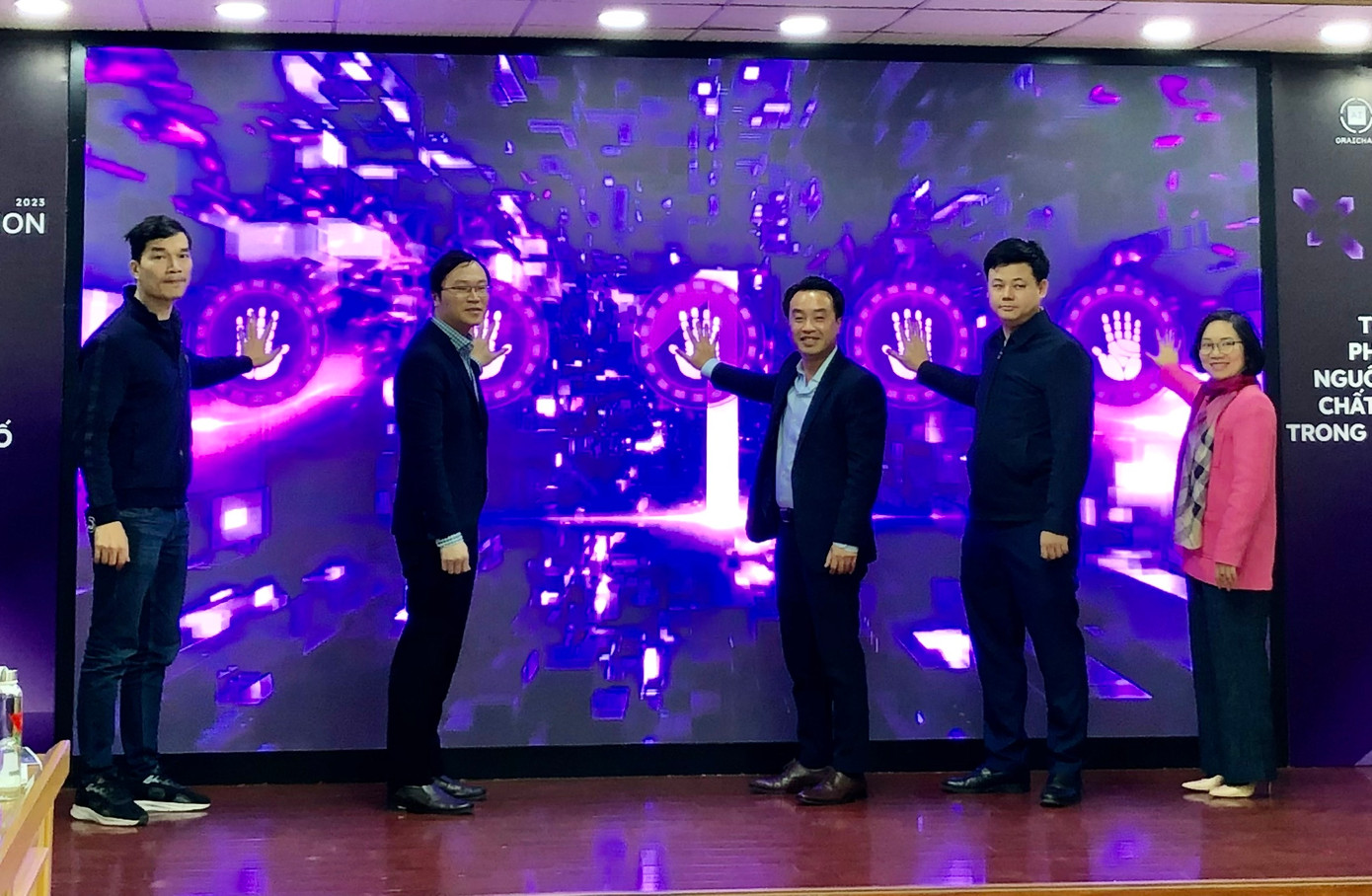 Ban tổ chức nhấn nút khởi động cuộc thi lập trình “Oraichain Hackathon” lần thứ II