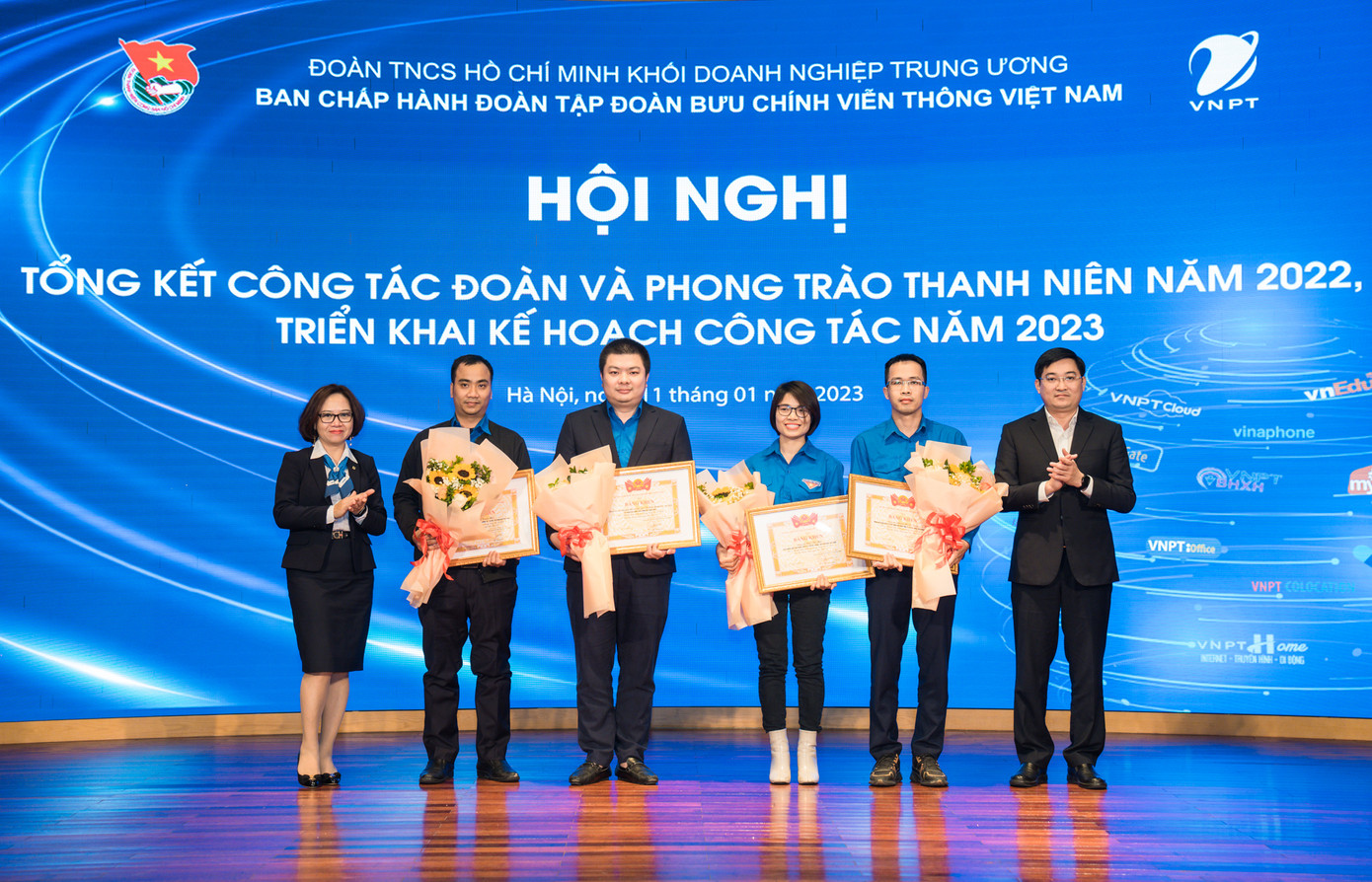Anh Bùi Minh Tuấn, Trưởng ban Tổ chức T.Ư Đoàn (ngoài cùng, bên phải) trao Bằng khen cho tập thể Ban CĐS12 và các cá nhân có thành tích xuất sắc trong việc phát triển Ứng dụng phục vụ Đại hội Đoàn toàn quốc lần thứ XII, nhiệm kỳ 2022 - 2027 Anh Bùi Minh Tuấn, Trưởng ban Tổ chức T.Ư Đoàn (ngoài cùng, bên phải) trao Bằng khen cho tập thể Ban CĐS12 và các cá nhân có thành tích xuất sắc trong việc phát triển Ứng dụng phục vụ Đại hội Đoàn toàn quốc lần thứ XII, nhiệm kỳ 2022 - 2027