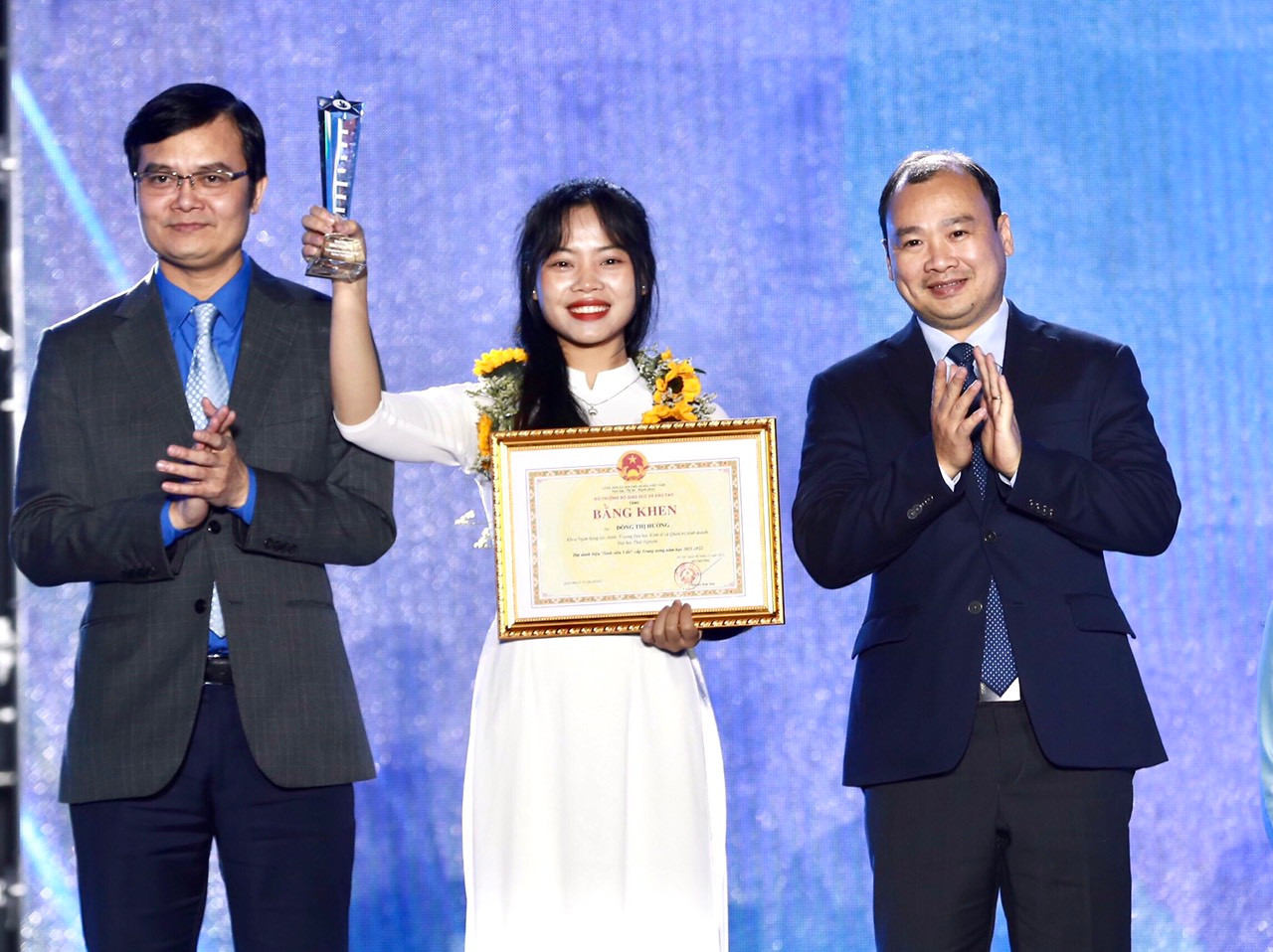 Bí thư thứ nhất T.Ư Đoàn Bùi Quang Huy (bên trái) và Phó Trưởng ban Tuyên giáo T.Ư Lê Hải Bình trao tặng danh hiệu "Sinh viên 5 tốt" cấp T.Ư năm 2022. ẢNH: BẢO ANH Bí thư thứ nhất T.Ư Đoàn Bùi Quang Huy (bên trái) và Phó Trưởng ban Tuyên giáo T.Ư Lê Hải Bình trao tặng danh hiệu "Sinh viên 5 tốt" cấp T.Ư năm 2022. ẢNH: BẢO ANH