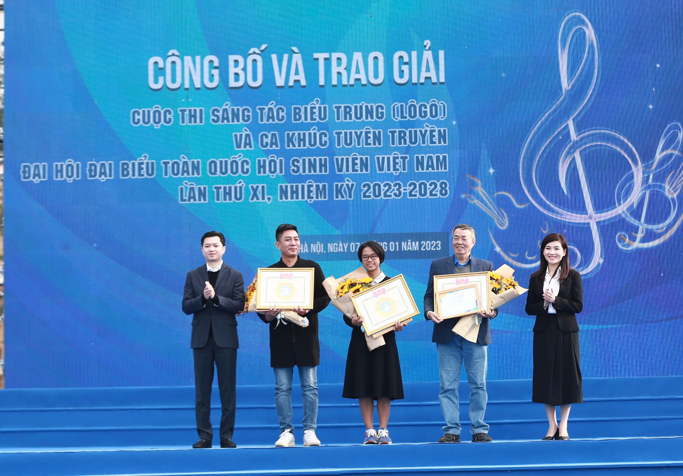 Ban tổ chức trao giải sáng tác ca khúc tuyên truyền Đại hội đại biểu toàn quốc Hội Sinh viên Việt Nam lần thứ XI, nhiệm kỳ 2023 - 2028. Tác giả Trần Xuân Mai Trâm (thứ 3, từ phải sang)