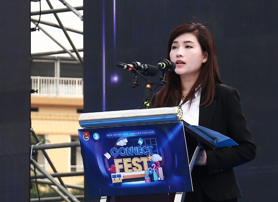 Chị Hồ Hồng Nguyên, Quyền Trưởng ban Thanh niên trường học T.Ư Đoàn, Phó Chủ tịch thường trực T.Ư Hội SVVN phát biểu khai mạc ngày hội Chị Hồ Hồng Nguyên, Quyền Trưởng ban Thanh niên trường học T.Ư Đoàn, Phó Chủ tịch thường trực T.Ư Hội SVVN phát biểu khai mạc ngày hội