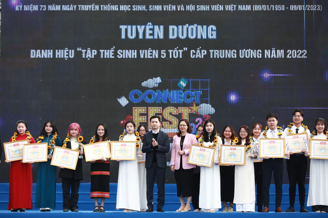 Trao danh hiệu Tập thể Sinh viên 5 tốt cấp T.Ư 2022 Trao danh hiệu Tập thể Sinh viên 5 tốt cấp T.Ư 2022