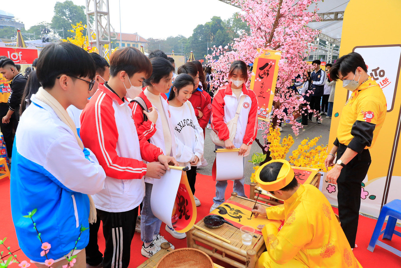 Sinh viên tham gia các hoạt động trải nghiệm thú vị tại ngày hội Sinh viên tham gia các hoạt động trải nghiệm thú vị tại ngày hội