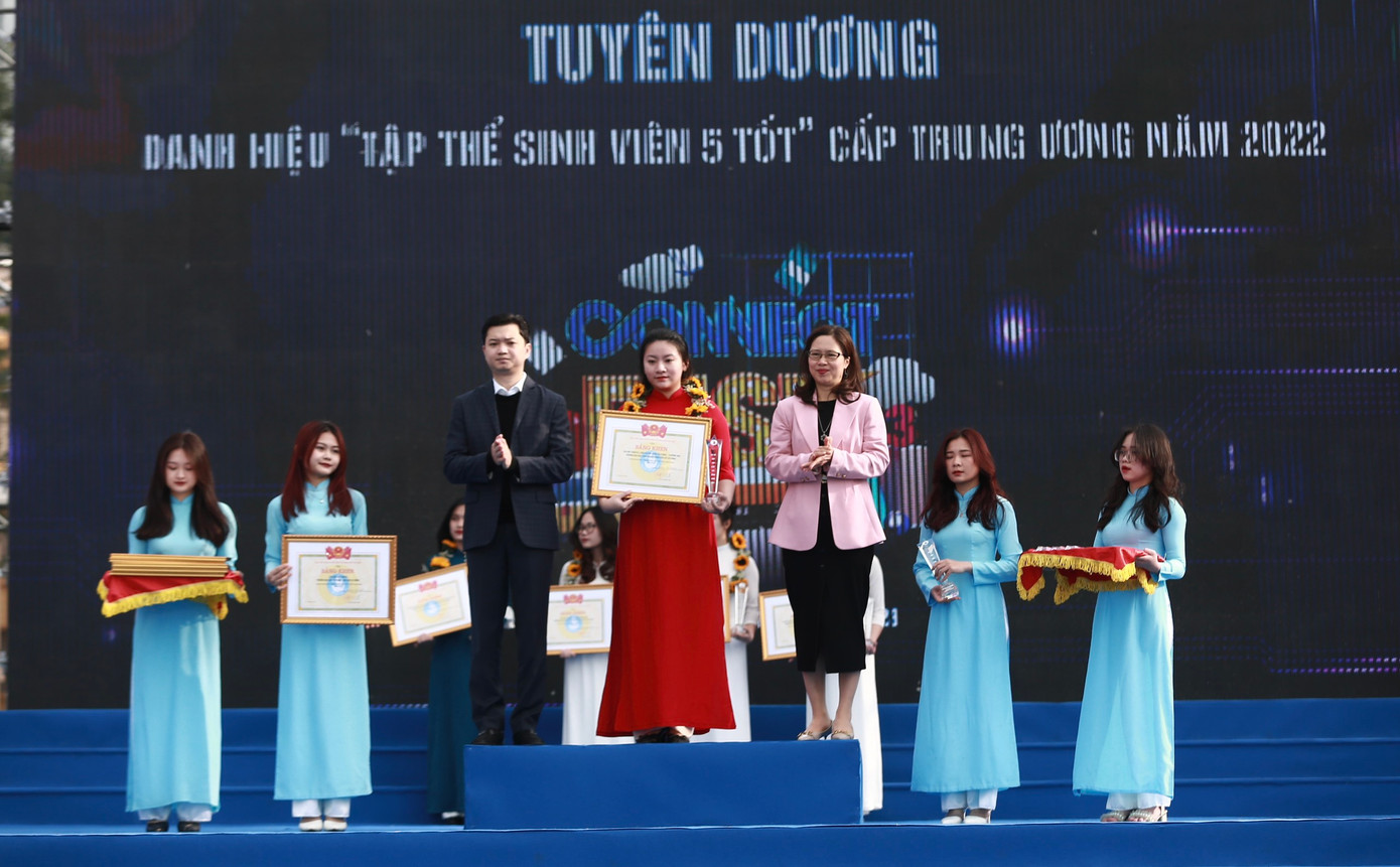 Trao danh hiệu Tập thể Sinh viên 5 tốt cấp T.Ư 2022 Trao danh hiệu Tập thể Sinh viên 5 tốt cấp T.Ư 2022