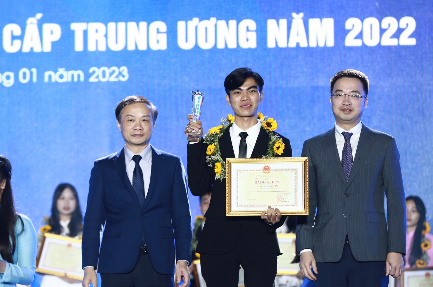 Ông Phạm Tất Thắng, Phó Trưởng ban thường trực Ban Dân vận T.Ư (bên trái) và Bí thư T.Ư Đoàn Nguyễn Tường Lâm trao tặng danh hiệu "Sinh viên 5 tốt" cấp T.Ư. Ảnh: Bảo Anh Ông Phạm Tất Thắng, Phó Trưởng ban thường trực Ban Dân vận T.Ư (bên trái) và Bí thư T.Ư Đoàn Nguyễn Tường Lâm trao tặng danh hiệu "Sinh viên 5 tốt" cấp T.Ư. Ảnh: Bảo Anh