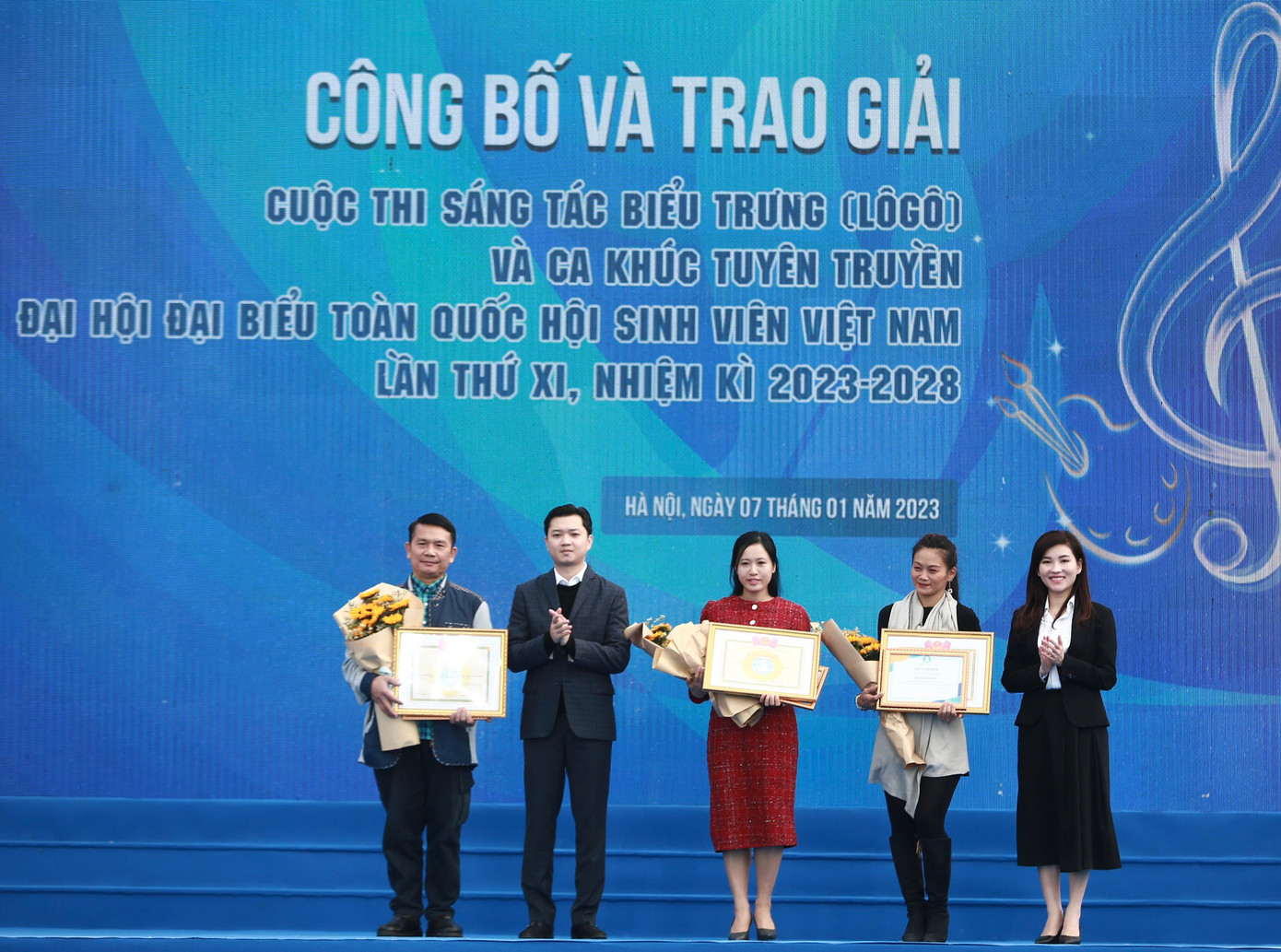 Ban tổ chức trao giải sáng tác biểu trưng chính thức Đại hội đại biểu toàn quốc Hội Sinh viên Việt Nam lần thứ XI, nhiệm kỳ 2023 - 2028. Tác giả Lâm Hồ Thụy Vy (thứ 3 từ phải sang)