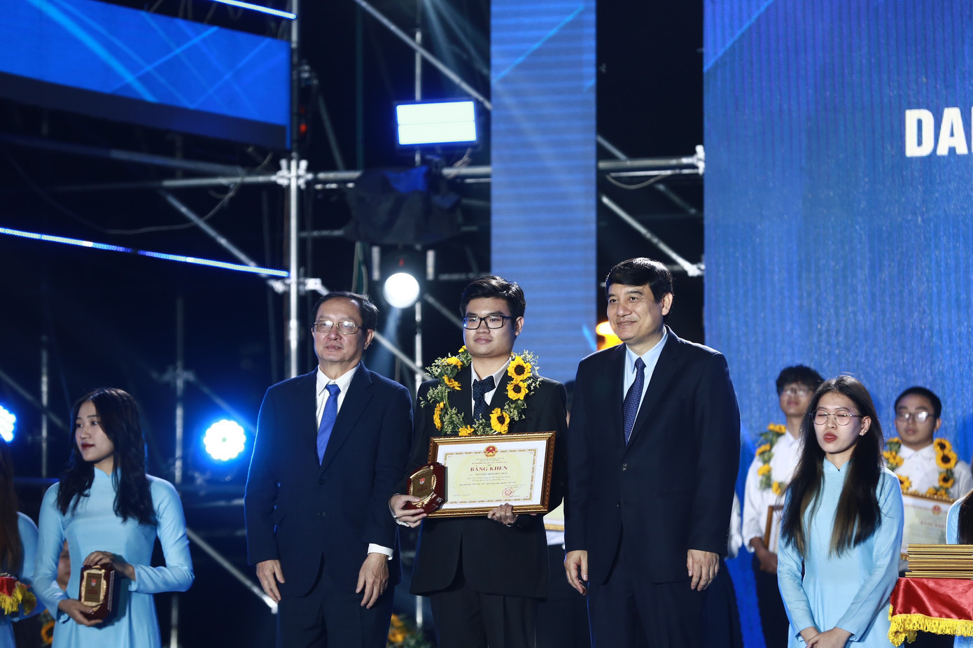 Ông Nguyễn Đắc Vinh, Chủ nhiệm Ủy ban Văn hóa giáo dục của Quốc hội (bên phải) và ông Huỳnh Thành Đạt, Bộ trưởng Bộ KH&CN trao tặng danh hiệu "Sinh viên 5 tốt" cấp T.Ư 2022 Ông Nguyễn Đắc Vinh, Chủ nhiệm Ủy ban Văn hóa giáo dục của Quốc hội (bên phải) và ông Huỳnh Thành Đạt, Bộ trưởng Bộ KH&CN trao tặng danh hiệu "Sinh viên 5 tốt" cấp T.Ư 2022