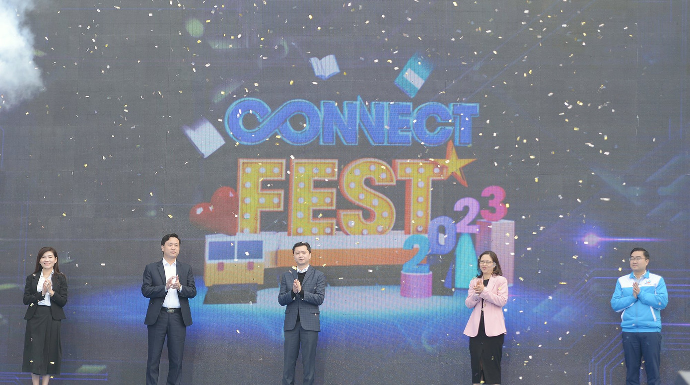 Ban tổ chức nhấn nút khai mạc ngày hội. Ảnh: Dương Triều Ban tổ chức nhấn nút khai mạc ngày hội. Ảnh: Dương Triều