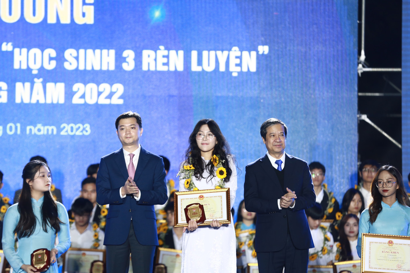 Bộ trưởng Bộ GD&ĐT (bên phải) và anh Nguyễn Minh Triết, Bí thư T.Ư Đoàn, Chủ tịch T.Ư Hội SVVN trao tặng danh hiệu "Học sinh 3 rèn luyện" cấp T.Ư năm 2022 Bộ trưởng Bộ GD&ĐT (bên phải) và anh Nguyễn Minh Triết, Bí thư T.Ư Đoàn, Chủ tịch T.Ư Hội SVVN trao tặng danh hiệu "Học sinh 3 rèn luyện" cấp T.Ư năm 2022