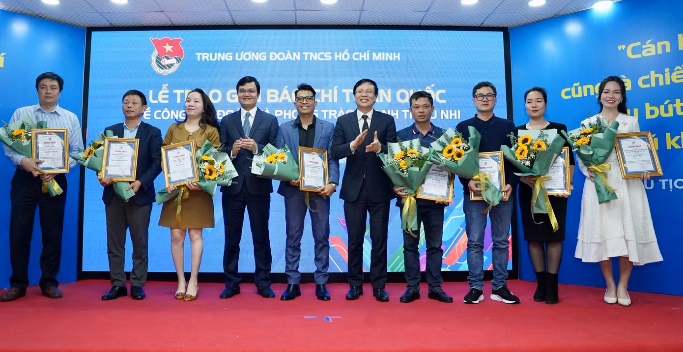 Ban tổ chức trao giải A cho các tác giả, nhóm tác giả thể loại báo in và báo điện tử, trong đó có nhóm tác giả Báo Tiền Phong. Ảnh: Ngọc Thắng Ban tổ chức trao giải A cho các tác giả, nhóm tác giả thể loại báo in và báo điện tử, trong đó có nhóm tác giả Báo Tiền Phong. Ảnh: Ngọc Thắng