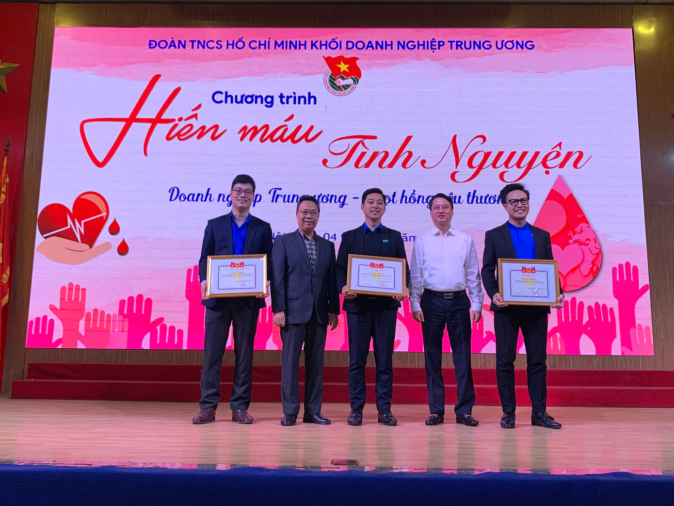 Khen thưởng 3 tập thể có thành tích xuất sắc trong phong trào hiến máu tình nguyện năm 2022.