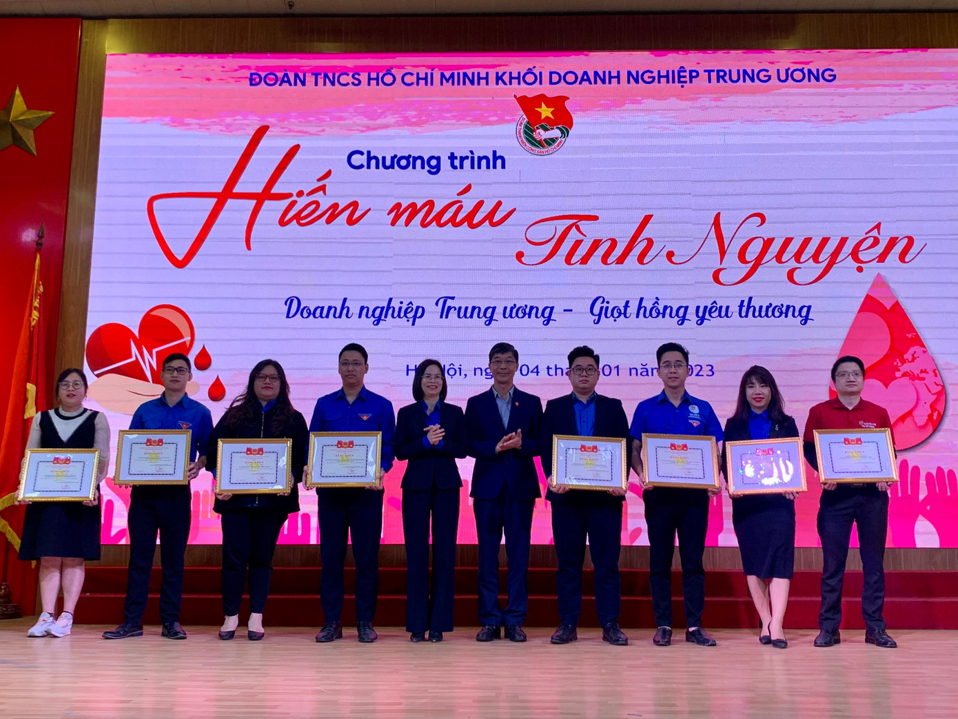 Khen thưởng các cá nhân có thành tích xuất sắc trong phong trào hiến máu tình nguyện năm 2022.