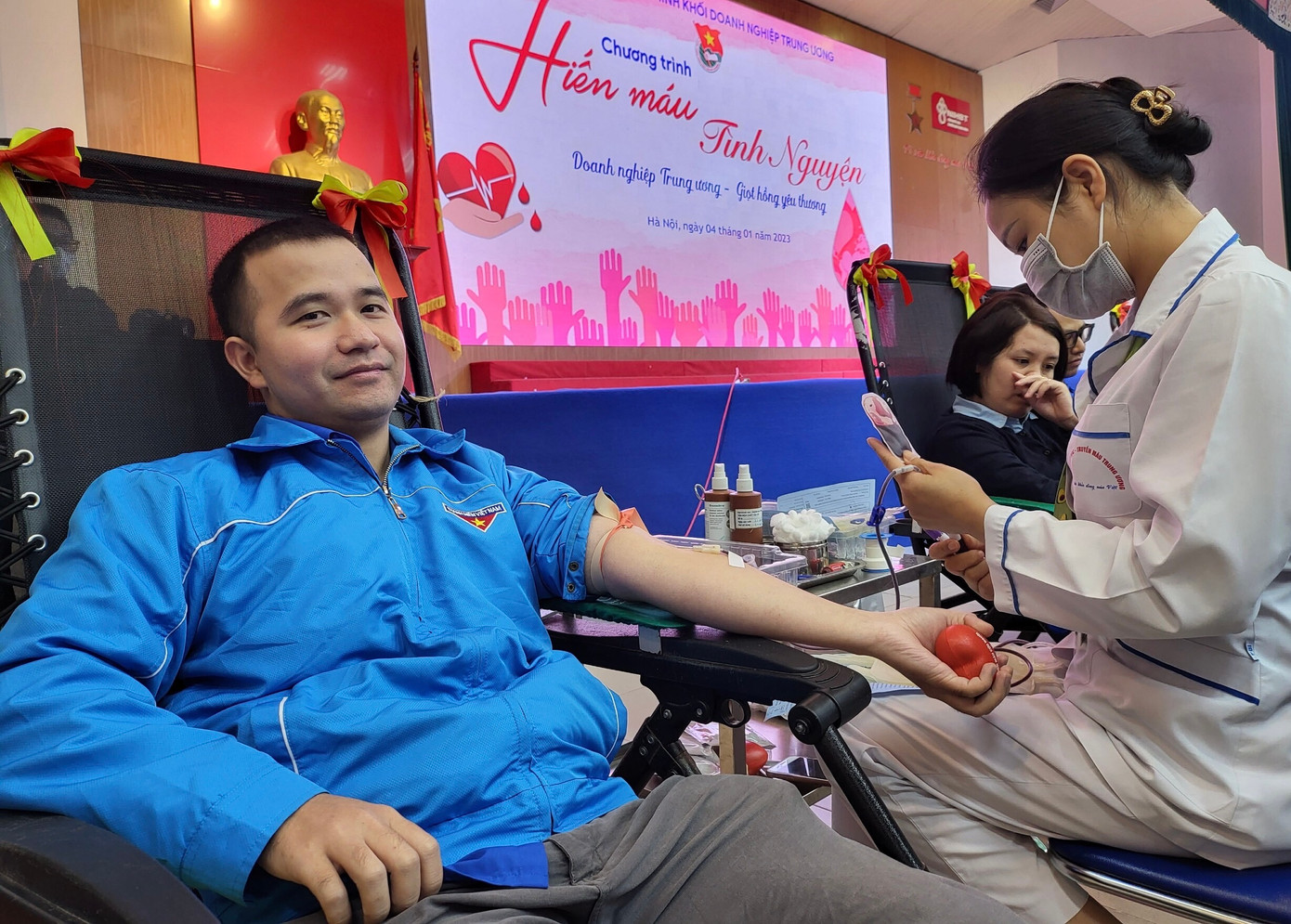 Các bạn trẻ tham gia hiến máu tại chương trình