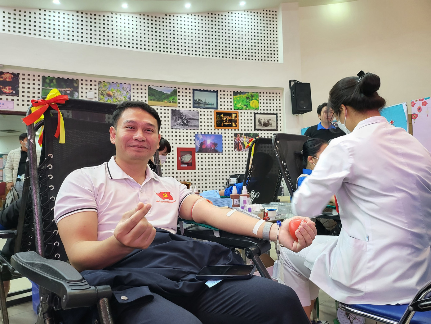 Các bạn trẻ tham gia hiến máu tại chương trình