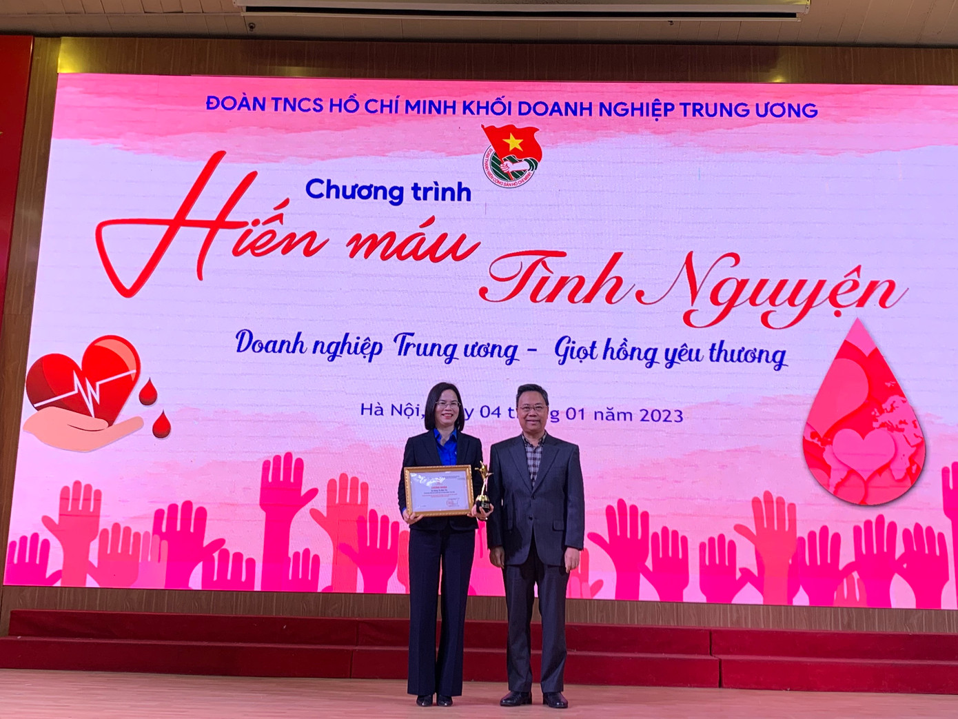 PGS. TS. Nguyễn Hà Thanh, Viện trưởng Viện huyết học Truyền máu Trung ương trao Giải thưởng “Giọt Hồng” cho đồng chí Hoàng Thị Minh Thu, Bí thư Đoàn Khối Doanh nghiệp Trung ương.