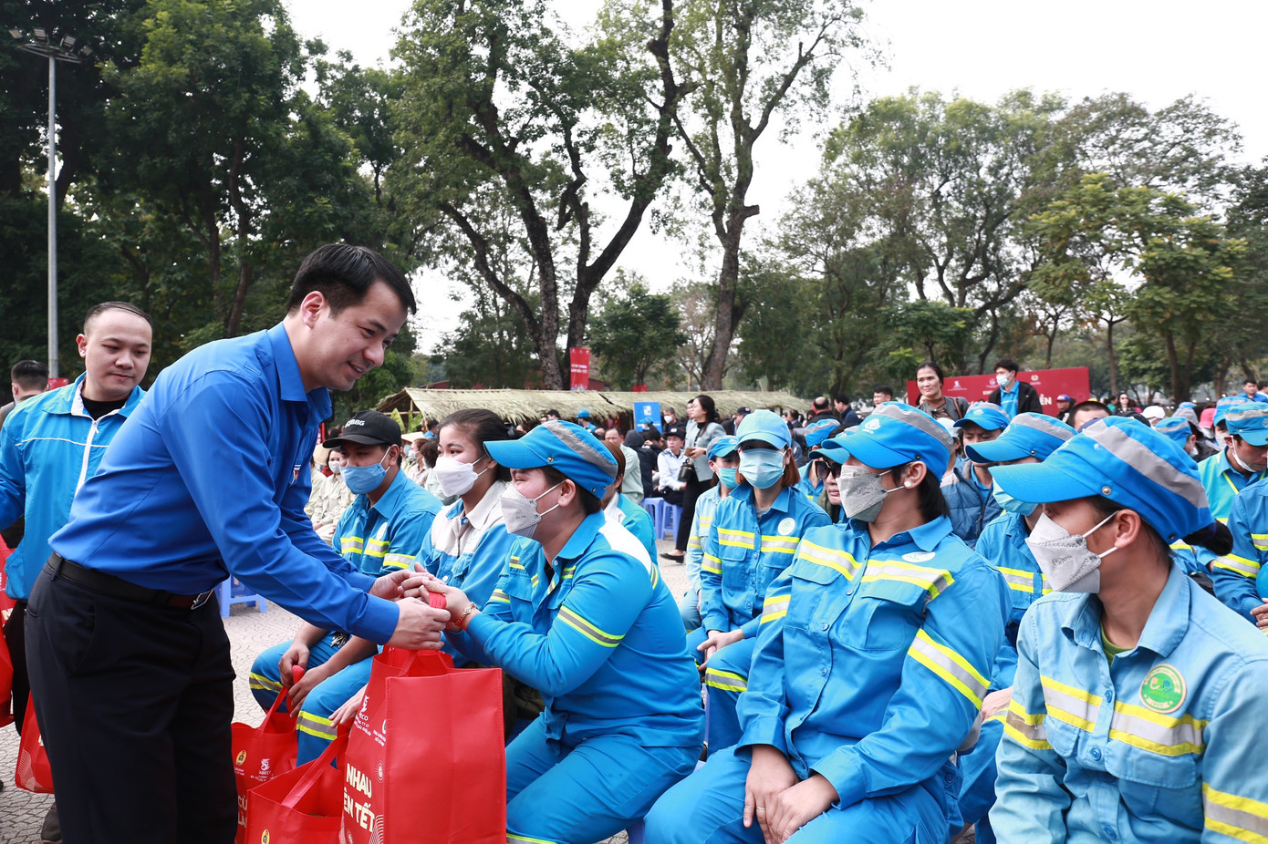 Anh Ngô Văn Cương, Bí thư T.Ư Đoàn trao các món quà Tết cho công nhân tại chương trình "Cùng làm nên Tết". Ảnh: Bảo Anh