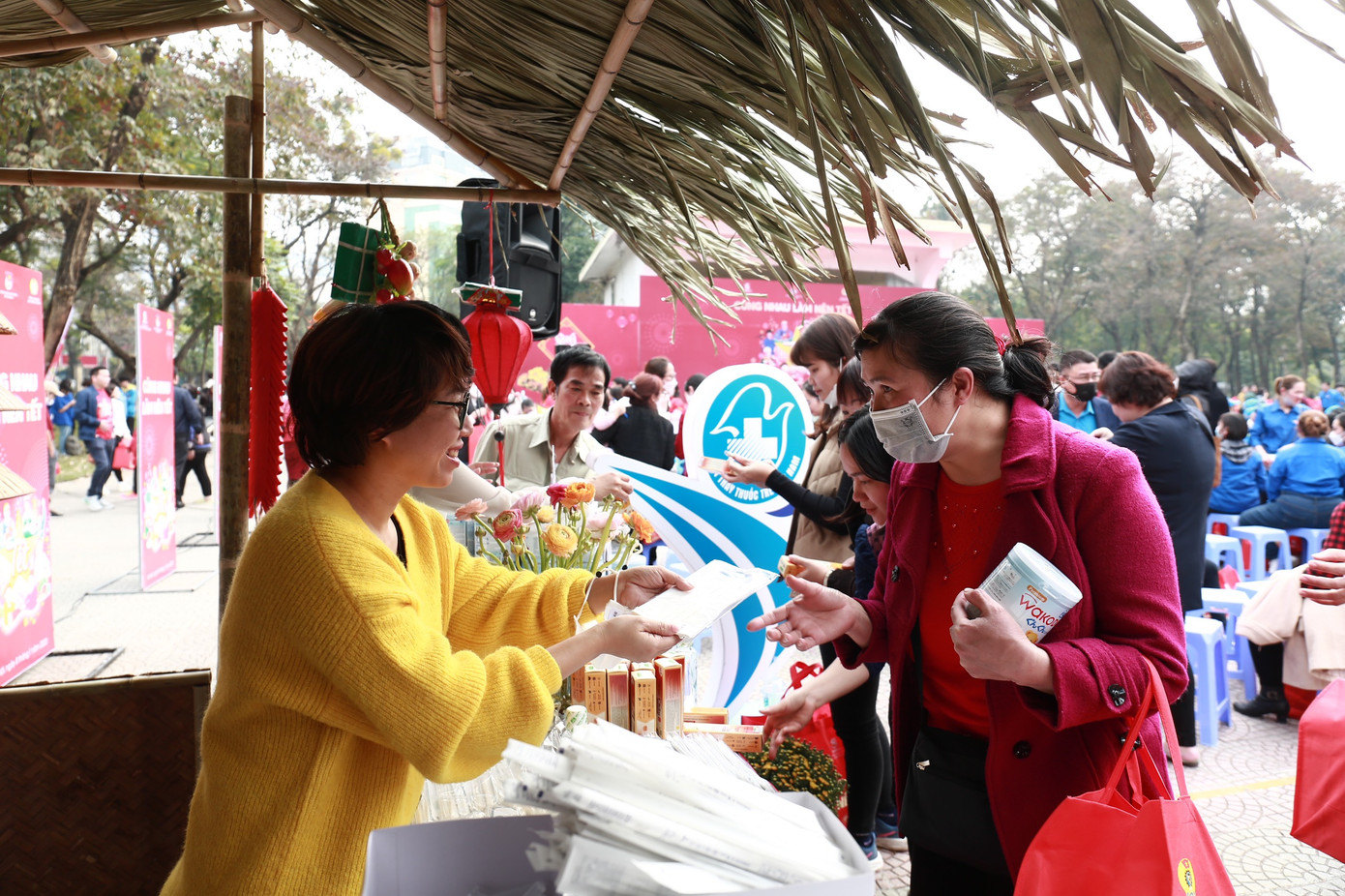 Người lao động được mua sản phẩm tại các gian hàng giảm giá, gian hàng "0 đồng". Ảnh: Bảo Anh
