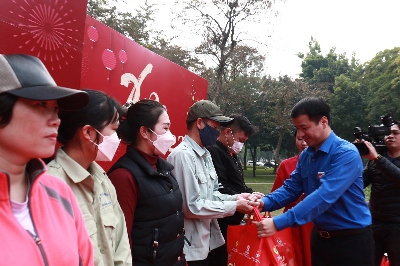 Anh Ngô Văn Cương, Bí thư T.Ư Đoàn trao các món quà Tết cho công nhân, người lao động có hoàn cảnh khó khăn tại chương trình "Cùng làm nên Tết". Ảnh: Bảo Anh