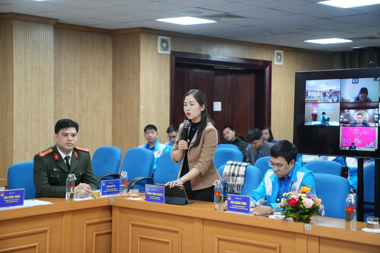 Các Ủy viên Ban Thường vụ cho ý kiến tại hội nghị