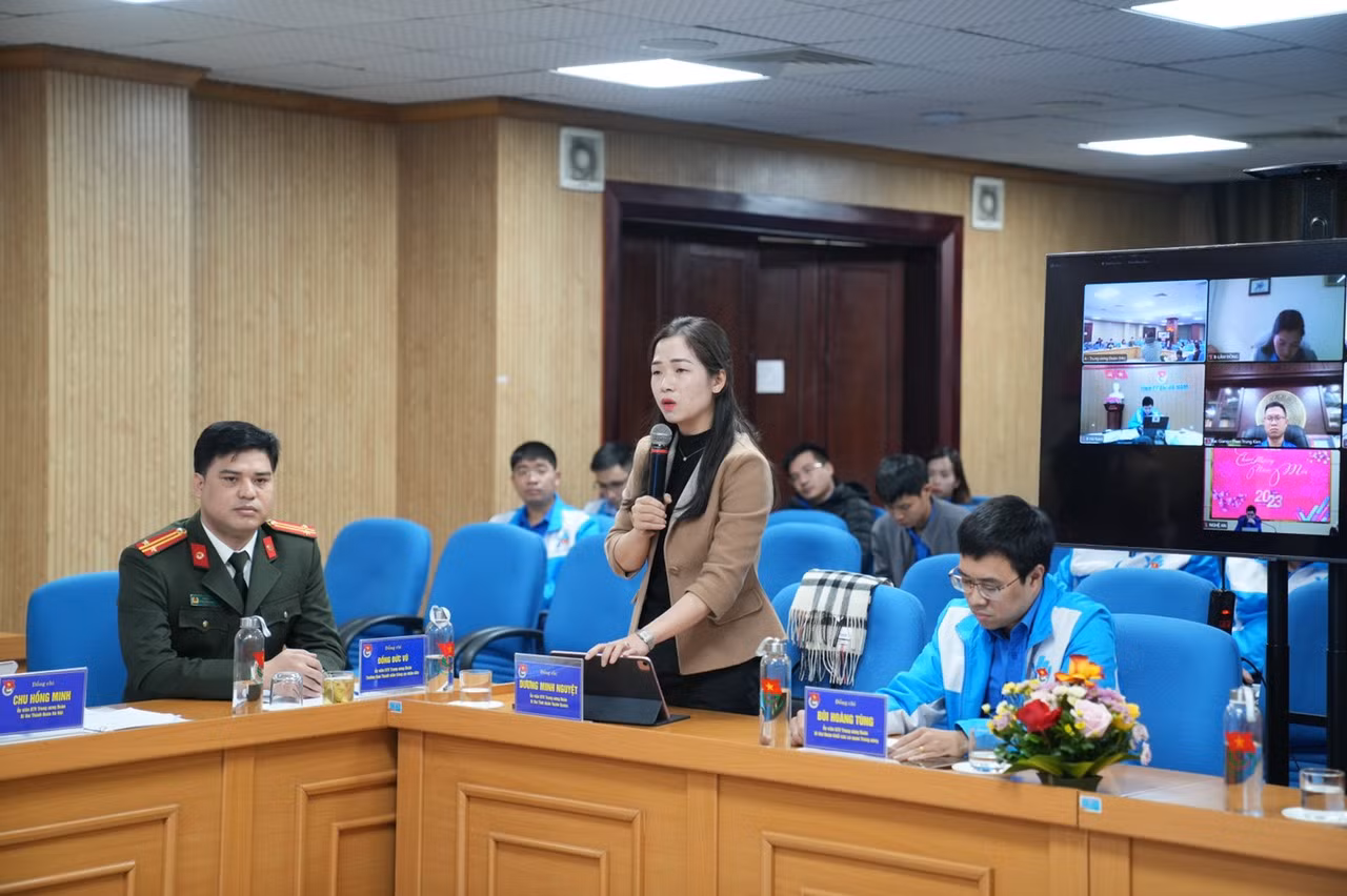 Các Ủy viên Ban Thường vụ cho ý kiến tại hội nghị