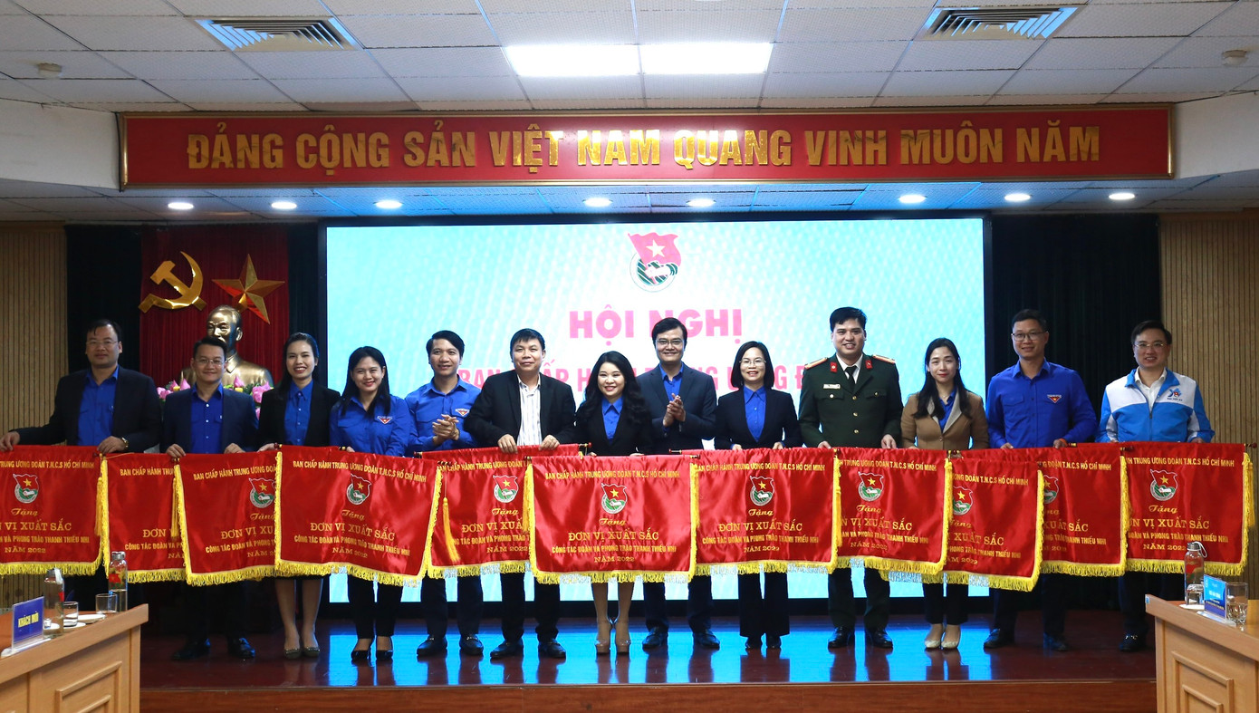 Bí thư thứ nhất T.Ư Đoàn Bùi Quang Huy và Bí thư thường trực T.Ư Đoàn, Chủ tịch Hội LHTN Việt Nam Nguyễn Ngọc Lương trao cờ thi đua xuất sắc cho các đơn vị. Ảnh: Bảo Anh