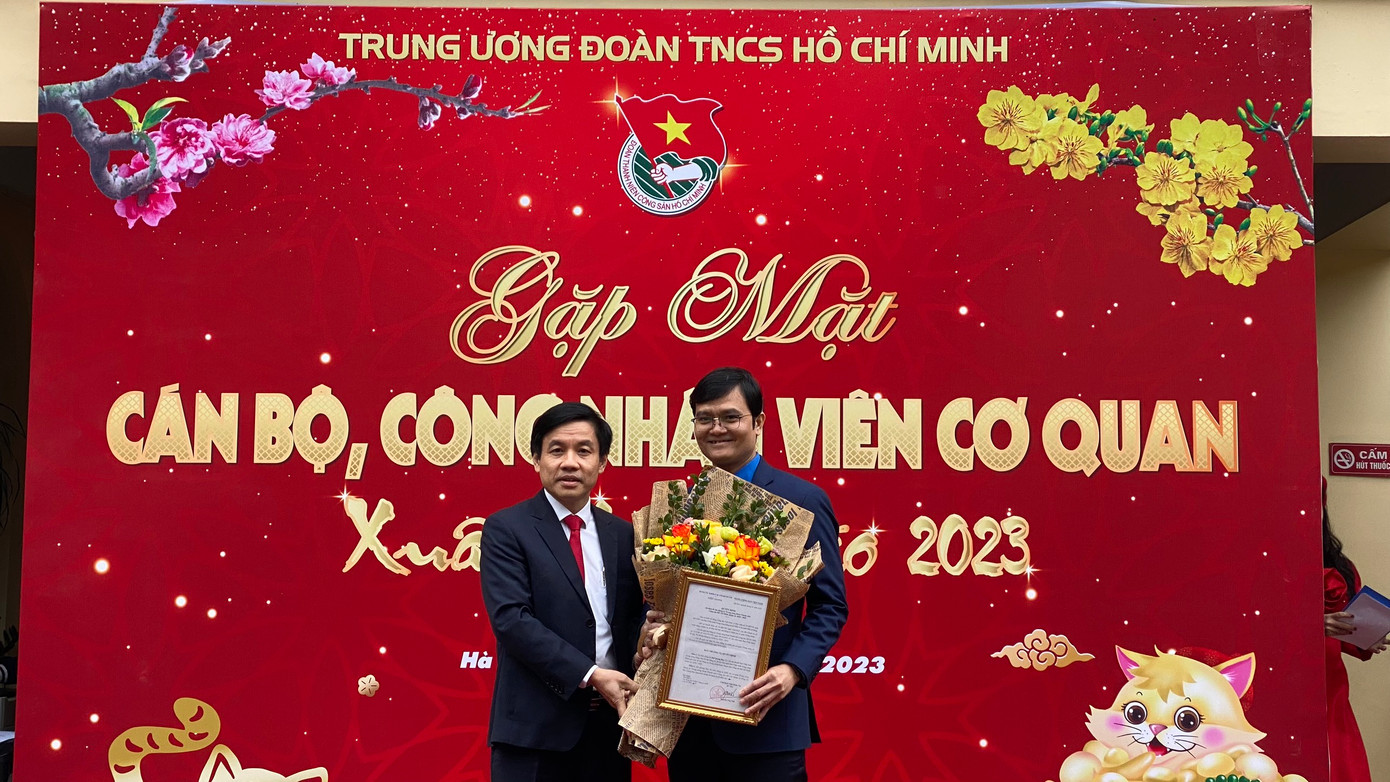 Ông Nguyễn Quang Trường, Phó Bí thư Đảng bộ Khối đã trao quyết định chỉ định anh Bùi Quang Huy, Ủy viên dự khuyết T.Ư Đảng, Phó Bí thư Đảng ủy, Bí thư thứ nhất T.Ư Đoàn giữ chức Bí thư Đảng ủy T.Ư Đoàn nhiệm kỳ 2020 – 2025. Ảnh: Bảo Anh