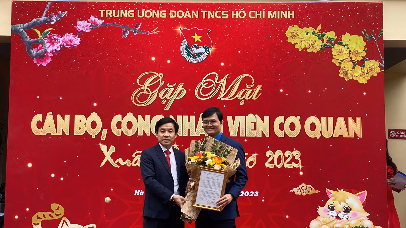 Ông Nguyễn Quang Trường, Phó Bí thư Đảng bộ Khối đã trao quyết định chỉ định anh Bùi Quang Huy, Ủy viên dự khuyết T.Ư Đảng, Phó Bí thư Đảng ủy, Bí thư thứ nhất T.Ư Đoàn giữ chức Bí thư Đảng ủy T.Ư Đoàn nhiệm kỳ 2020 – 2025. Ảnh: Bảo Anh