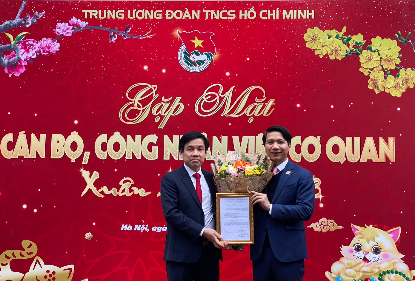 Ông Nguyễn Quang Trường, Phó Bí thư Đảng bộ Khối trao quyết định chuẩn y anh Nguyễn Ngọc Lương, Ủy viên Ban Thường vụ Đảng ủy, Bí thư thường trực T.Ư Đoàn, Chủ tịch T.Ư Hội LHTN Việt Nam giữ chức Phó Bí thư Đảng ủy T.Ư Đoàn nhiệm kỳ 2020 - 2025. Ảnh: Bảo Anh