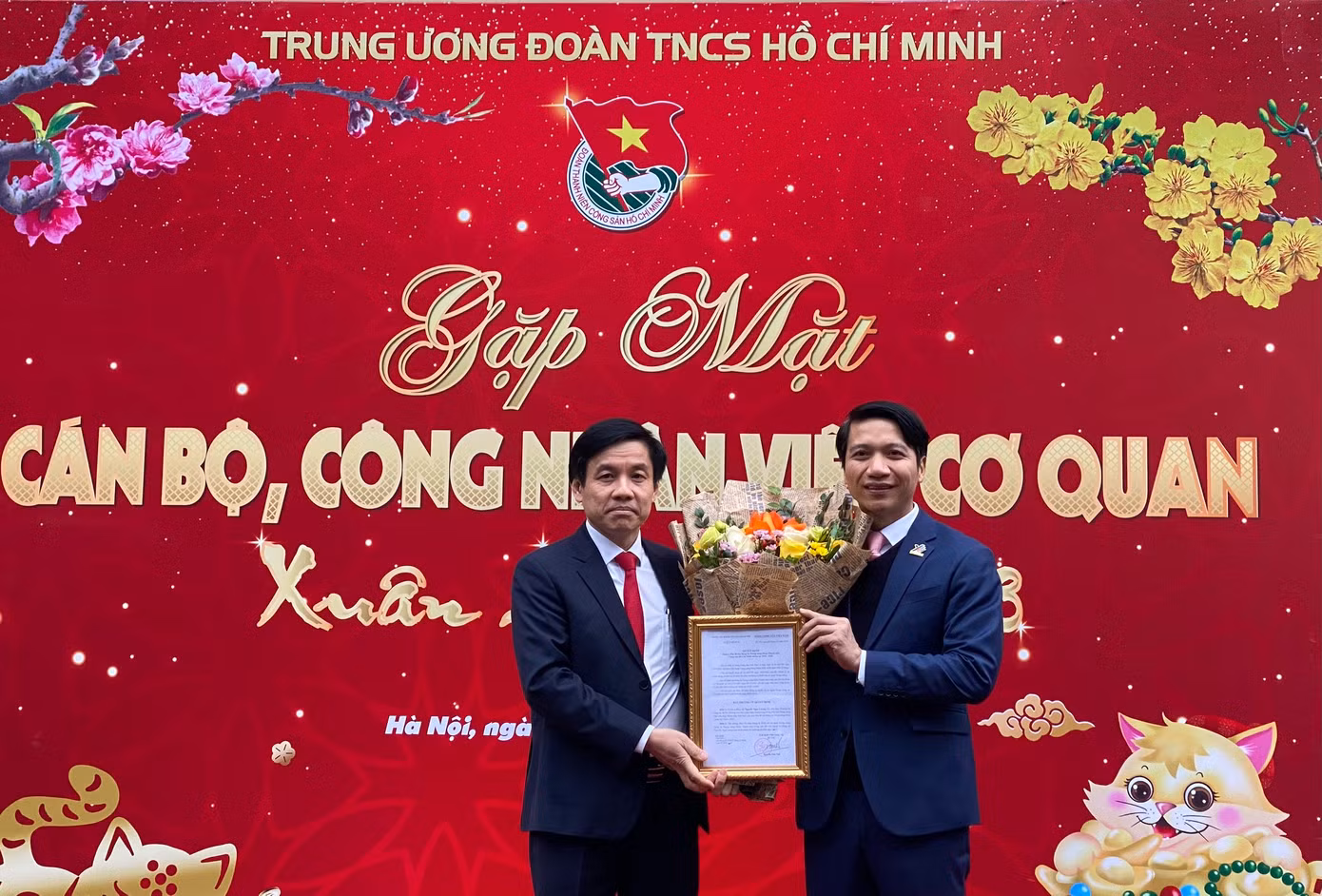 Ông Nguyễn Quang Trường, Phó Bí thư Đảng bộ Khối trao quyết định chuẩn y anh Nguyễn Ngọc Lương, Ủy viên Ban Thường vụ Đảng ủy, Bí thư thường trực T.Ư Đoàn, Chủ tịch T.Ư Hội LHTN Việt Nam giữ chức Phó Bí thư Đảng ủy T.Ư Đoàn nhiệm kỳ 2020 - 2025. Ảnh: Bảo Anh