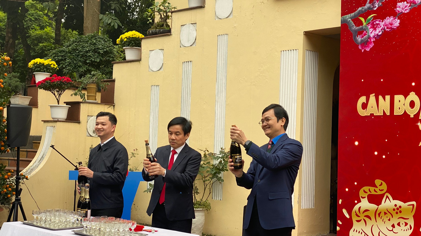 Bí thứ nhất T.Ư Đoàn Bùi Quang Huy (ngoài cùng, bên phải) khai xuân tại trụ sở T.Ư Đoàn. Ảnh: Bảo Anh