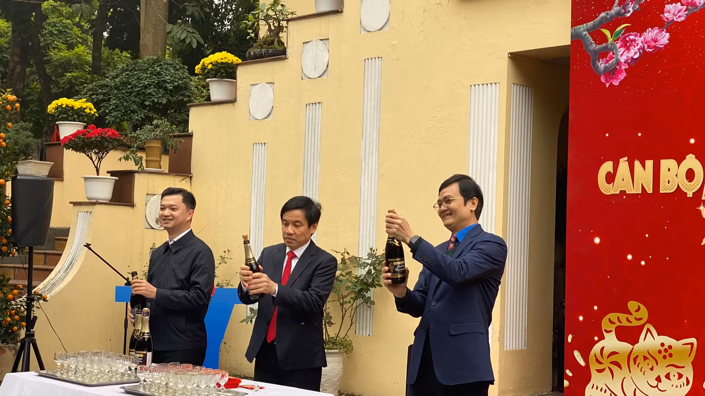 Bí thứ nhất T.Ư Đoàn Bùi Quang Huy (ngoài cùng, bên phải) khai xuân tại trụ sở T.Ư Đoàn. Ảnh: Bảo Anh
