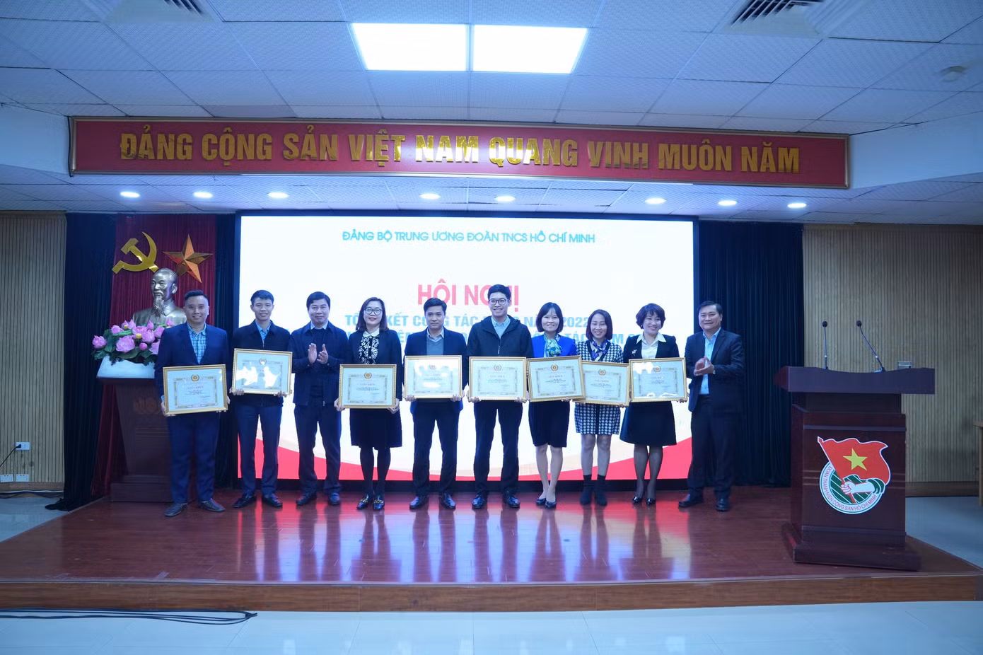 Đảng ủy T.Ư Đoàn tặng Giấy khen cho 15 đảng viên hoàn thành xuất sắc nhiệm vụ năm 2022, trong đó, có Đảng bộ Báo Tiền Phong. Ảnh: Ngọc Thắng