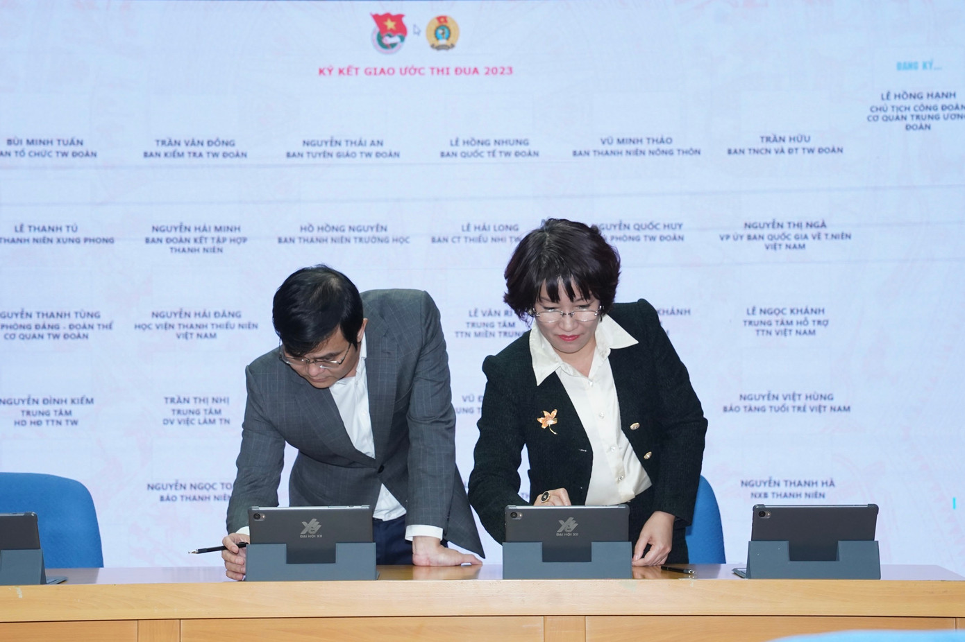 Bí thư thứ nhất T.Ư Đoàn Bùi Quang Huy và Chủ tịch Công đoàn cơ quan T.Ư Đoàn ký kết giao ước thi đua năm 2023. Ảnh: Ngọc Thắng