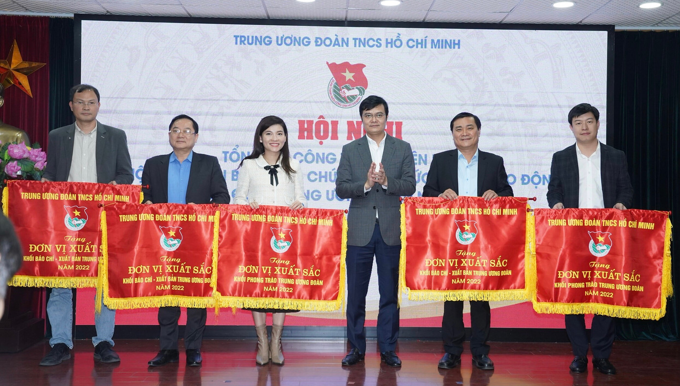 Tổng biên tập Báo Tiền Phong Lê Xuân Sơn (thứ 2, từ trái qua) nhận cờ Thi đua của T.Ư Đoàn. Ảnh: Ngọc Thắng