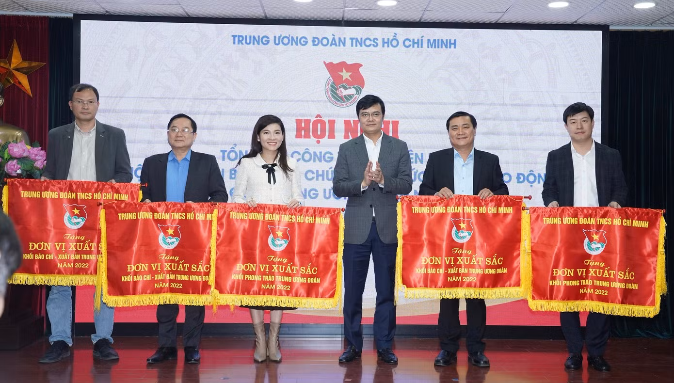 Tổng biên tập Báo Tiền Phong Lê Xuân Sơn (thứ 2, từ trái qua) nhận cờ Thi đua của T.Ư Đoàn. Ảnh: Ngọc Thắng