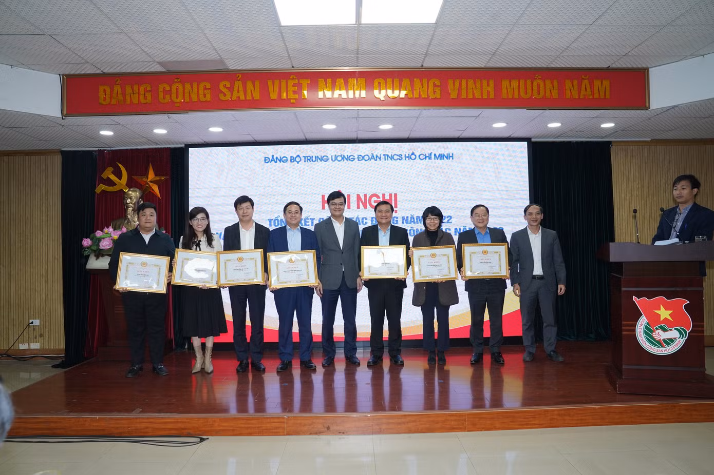 Đảng ủy T.Ư Đoàn tặng Giấy khen cho 7 tập thể các đảng bộ, chi bộ hoàn thành xuất sắc nhiệm vụ năm 2022, trong đó, có Đảng bộ Báo Tiền Phong. Ảnh: Ngọc Thắng