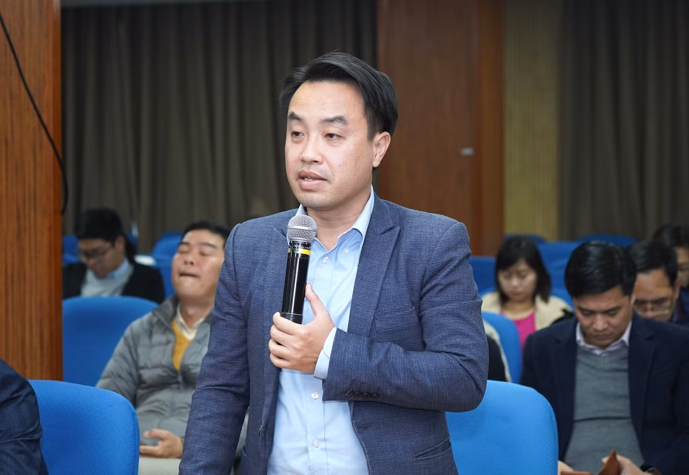 Đại diện các chi bộ, đảng bộ trực thuộc trao đổi tại hội nghị. Ảnh: Ngọc Thắng