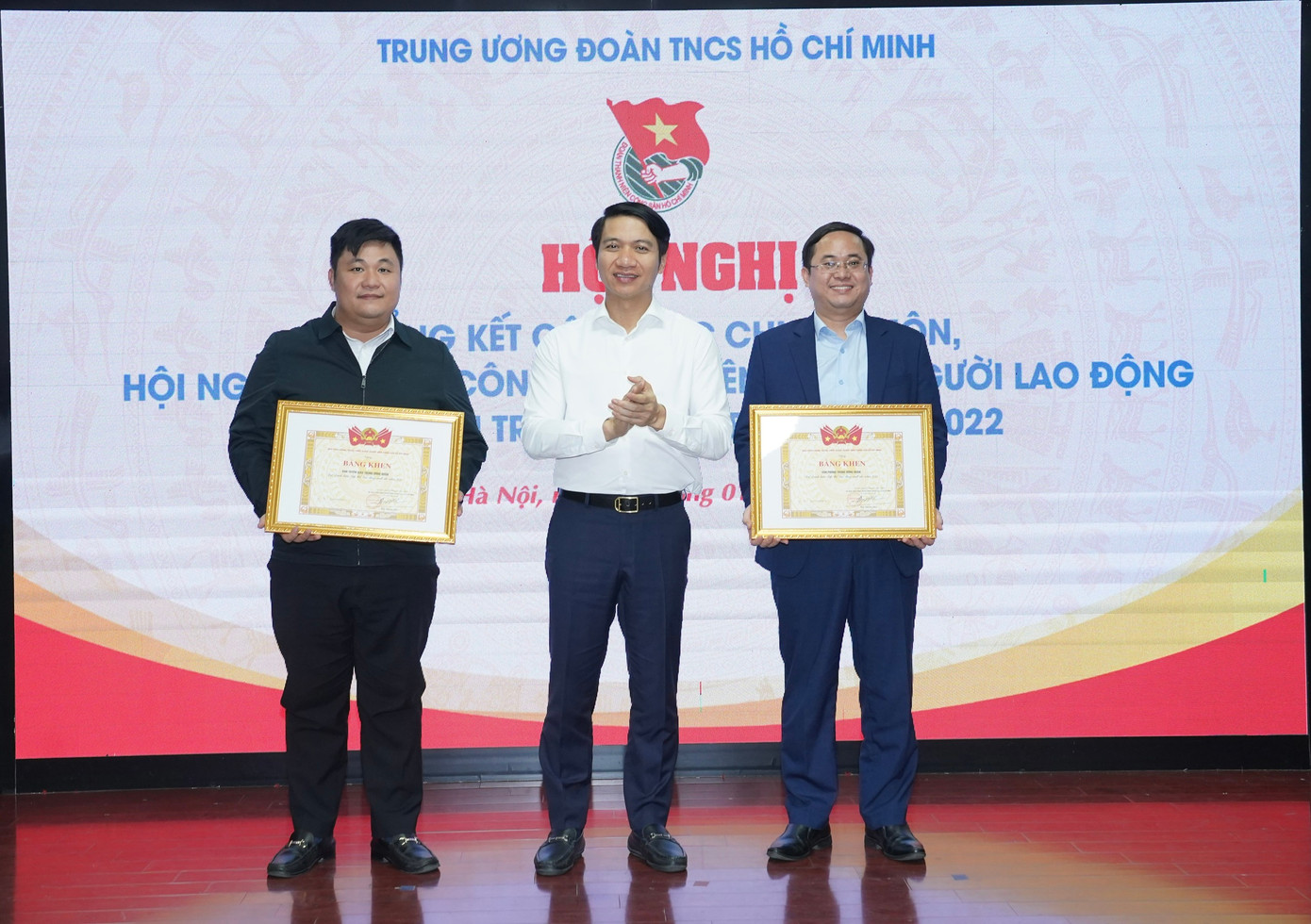 Anh Nguyễn Ngọc Lương, Bí thư thường trực T.Ư Đoàn, Chủ tịch Hội LHTN Việt Nam trao tặng danh hiệu Tập thể Lao động xuất sắc cho Văn phòng T.Ư Đoàn và Ban Tuyên giáo T.Ư Đoàn. Ảnh: Ngọc Thắng