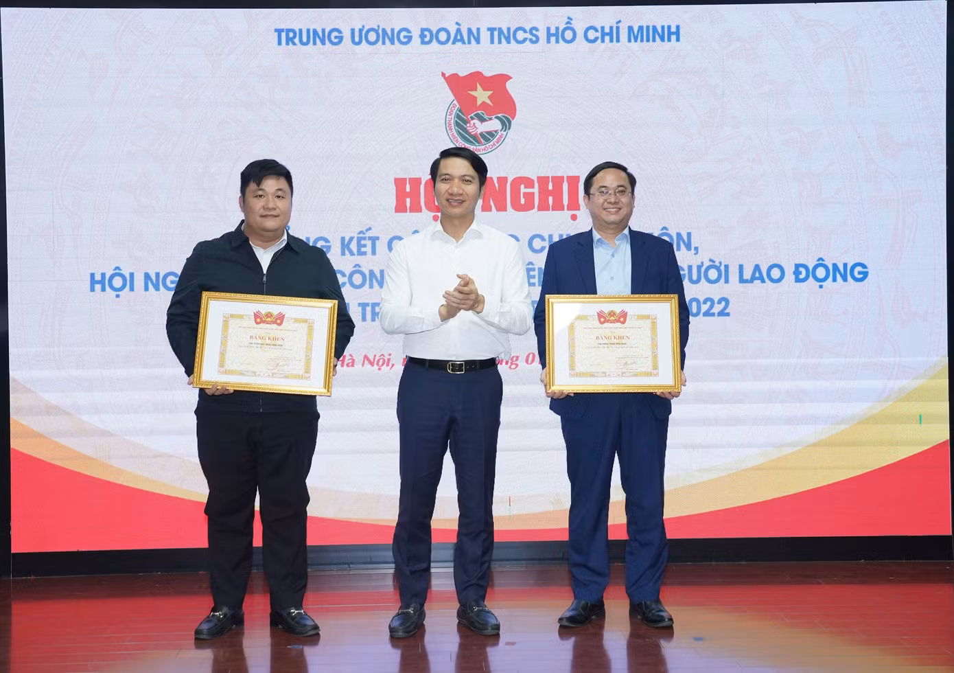 Anh Nguyễn Ngọc Lương, Bí thư thường trực T.Ư Đoàn, Chủ tịch Hội LHTN Việt Nam trao tặng danh hiệu Tập thể Lao động xuất sắc cho Văn phòng T.Ư Đoàn và Ban Tuyên giáo T.Ư Đoàn. Ảnh: Ngọc Thắng