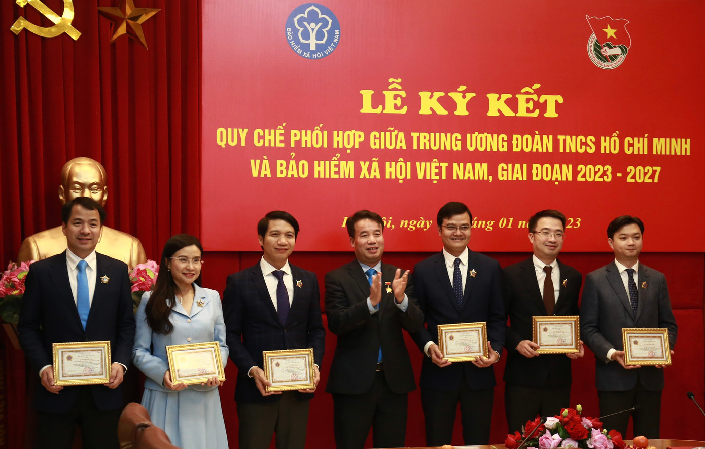 BHXH Việt Nam trao kỷ niệm chương “Vì sự nghiệp BHXH Việt Nam” cho Bí thư thứ nhất T.Ư Đoàn Bùi Quang Huy và các đồng chí trong Ban Bí thư T.Ư Đoàn